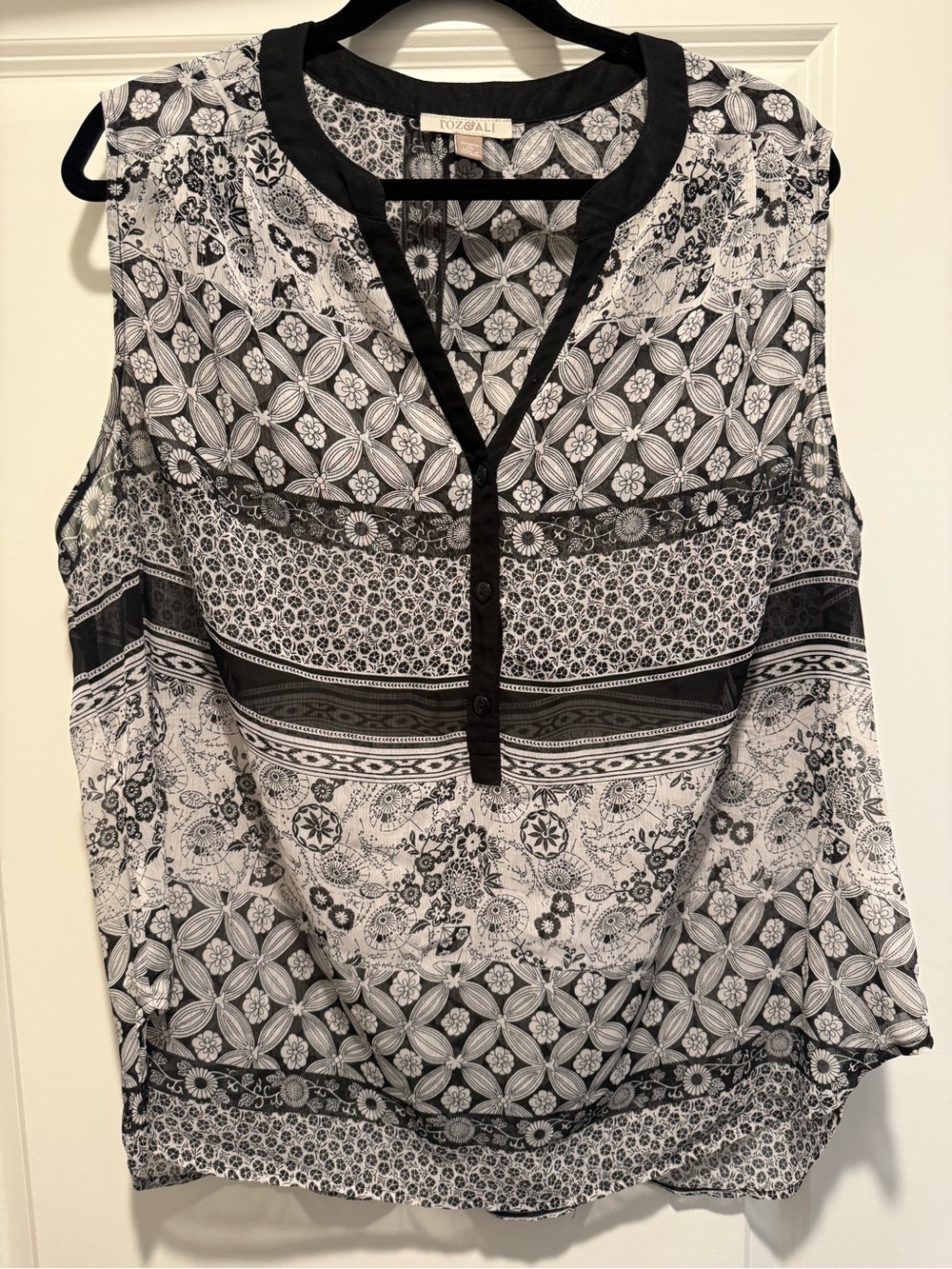 Sleeveless Black & White Printed Blouse